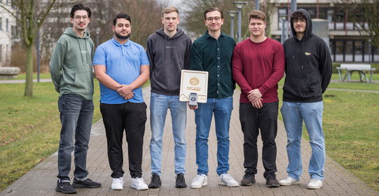 Gruppenbild mit sechs Studierenden, die das entwickelte Lab Light Board zeigen.