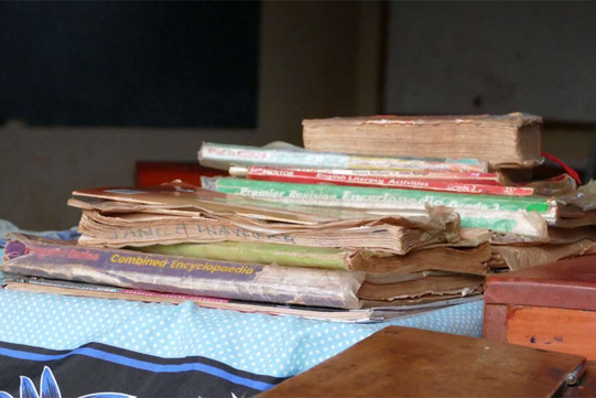 Schulbücher einer Klasse in Uganda