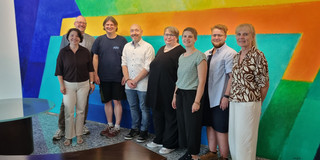 Gruppenbild der Projektbeteiligten Personen. Sie stehen auf den Stufen im Eingang zum Haus "unternehmer nrw".