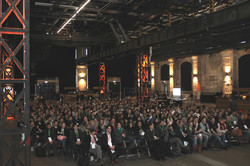 Es ist von der Bühne aus eine große Menge an Menschen zu sehen, die in Reihen in der Warsteiner Music Hall sitzen.