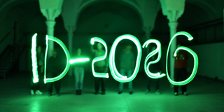 Ein Lichtgreaffiti-Foto: Die Mitarbeiter der IngenieurDidaktik stellen die Buchstaben ID und die Jahreszahl 2026 mit Taschenlampen in grüner Leuchtfarbe da.