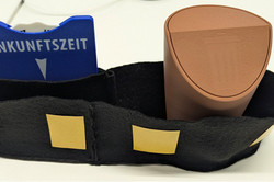 Ein schwarzer Filz-Organizer mit mehreren Fächern enthält unter anderem eine Parkscheibe und einen Mini-Mülleiner mit Schwingdeckel. Der Organizer ist für die übersichtliche Aufbewahrung kleiner Gegenstände in einer Autotür vorgesehen.