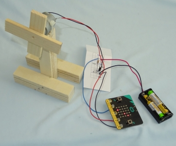 Ventilator aus Holz mit Motor, Batteriekasten und MicroBit