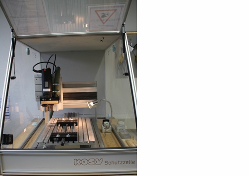 CNC-Fräse Kosy, geöffnetes Gehäuse mit Bearbeitungseinheit und Beleuchtung