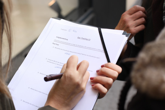 Eine Frau füllt einen Fragebogen zum Eye-tracking aus.